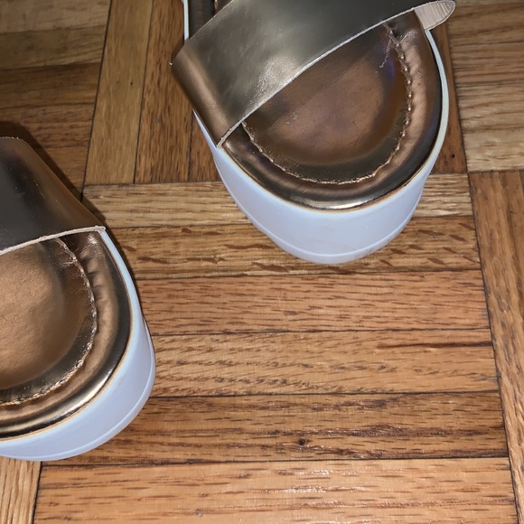 Steve Madden Has platform Sandals - Picture 3 of 13